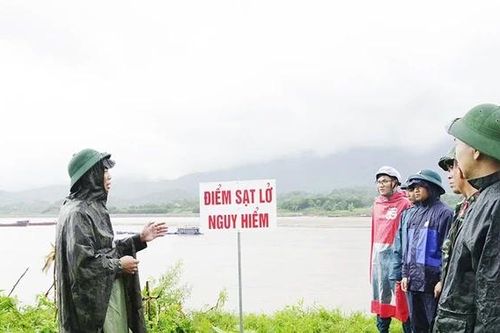 Kiểm tra, đánh giá tình hình sạt lở khu vực hạ lưu sông Đà