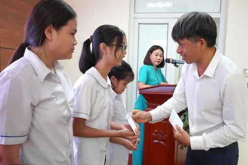 Phường Đồng Hới: Tiếp sức đến trường cho học sinh hoàn cảnh khó khăn