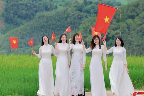 Rực rỡ sắc cờ trên cánh đồng bản Suối Lìn