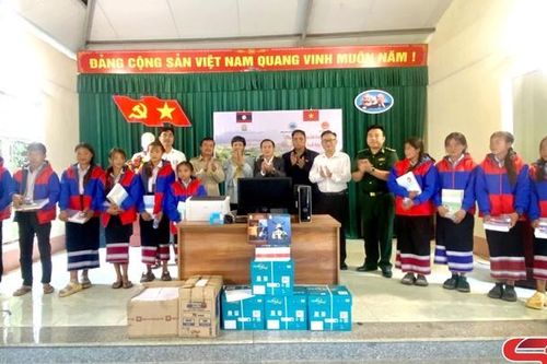 Tặng quà Trường THCS Móng Nặm, huyện Xiềng Khọ, tỉnh Hủa Phăn
