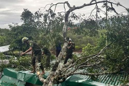 Mưa như trút nước khiến QL1 qua cầu Đồng Nai và nhiều tuyến đường ùn tắc