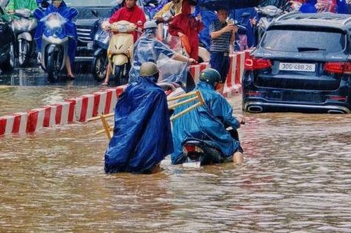 Cận cảnh nước ngập ngang xe, tiến thoái lưỡng nan trên nhiều tuyến phố Hà Nội