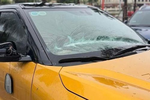 Hà Tĩnh: Nhiều ô tô hư hỏng do biển quảng cáo, kính vỡ từ trên cao rơi trúng