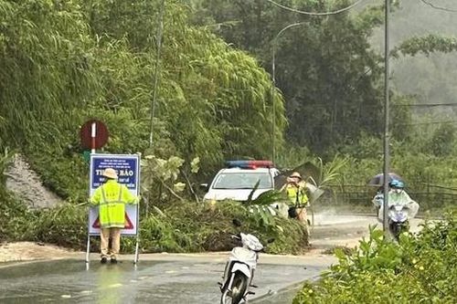 Những 'cột mốc sống' kiên cường trong bão lũ giữ an toàn các cung đường đèo núi Lào Cai