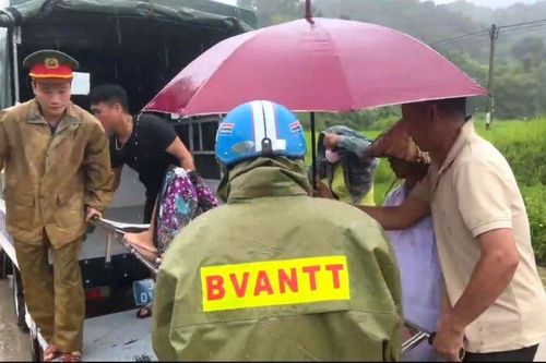 Thanh Hóa: Công an xã vượt mưa lũ đưa sản phụ đến bệnh viện sinh con an toàn