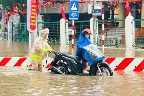 Bản tin TNGT 26/8: Hà Nội ngập nhiều tuyến đường, miền Trung 44 điểm ách tắc do bão số 5