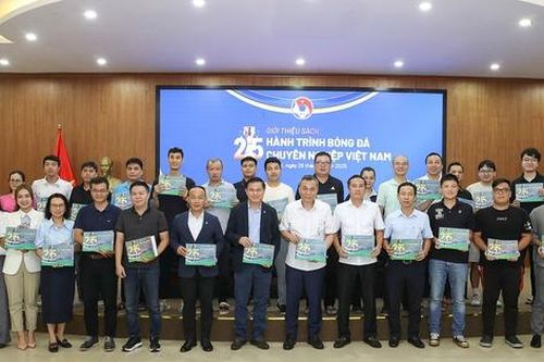 VFF ra mắt cuốn sách '25 năm hành trình bóng đá chuyên nghiệp Việt Nam'