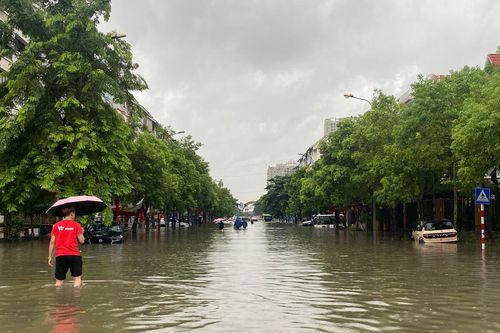 Người dân Hà Nội chật vật với ngập sâu, nước dâng đến qua đầu gối