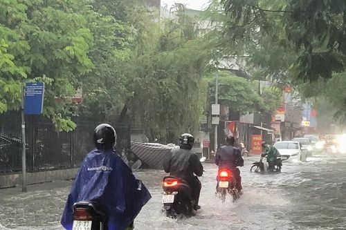 Hà Nội mưa lớn, nhiều tuyến phố chìm trong 'biển' nước