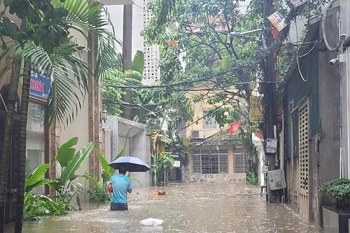 Khu dân cư ở trung tâm Hà Nội ngập trong 'biển nước', học sinh phải nghỉ học