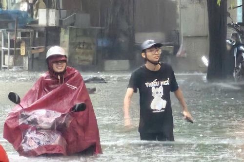 Hà Nội ngập sâu do ảnh hưởng bão, nhiều trường cho học sinh nghỉ học