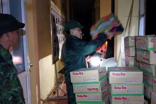 Bộ đội Biên phòng Quảng Trị hỗ trợ nhu yếu phẩm cho dân, chốt chặn các điểm ngập lụt