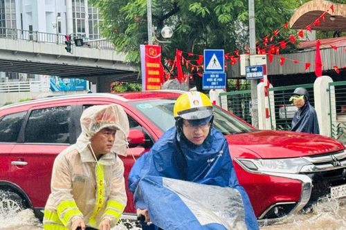 Công an Thủ đô sát cánh cùng Nhân dân trong mưa bão