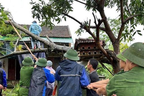 Công an xã Bích Hào giúp dân khắc phục hậu quả bão số 5