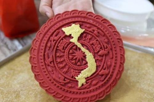 Bánh Trung thu đặc biệt hình 'cờ đỏ sao vàng' thu hút người tiêu dùng