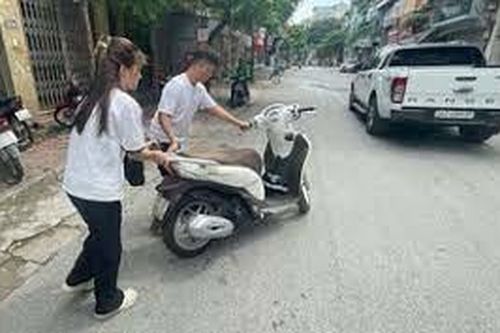Đã tìm ra 'thủ phạm' khiến nhiều xe máy trên đường phố Hà Nội đang đi bỗng đứng im