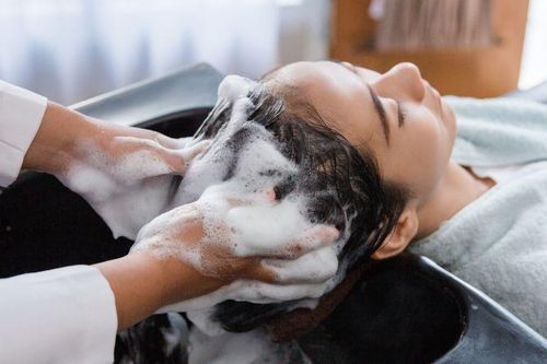 Gội đầu nhiều có gây rụng tóc không?