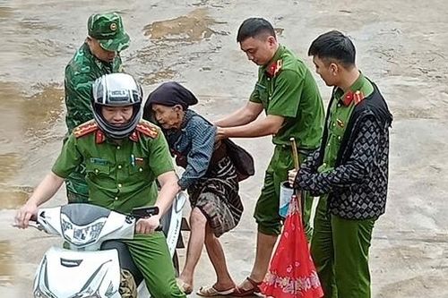 Công an xã ở Thanh Hóa chủ động di dời người dân khỏi vùng nguy cơ sạt lở đất