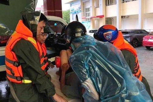 Công an Hà Tĩnh xuyên đêm giúp dân ứng phó bão số 5, sẵn sàng khắc phục sau bão