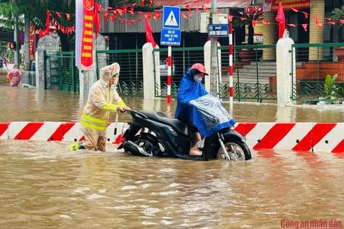 CSGT Hà Nội bám đường trong mưa bão bảo đảm an toàn cho người dân