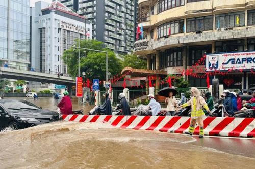 CSGT Thủ đô gồng mình phân luồng, hỗ trợ người dân di chuyển trong mưa
