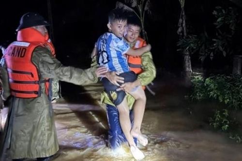 Lũ lớn, báo động trên hàng loạt tuyến sông, Công an Thanh Hóa xuyên đêm di dời dân đến nơi an toàn