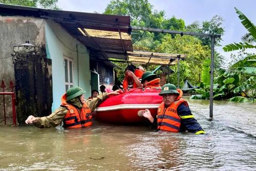 Kịp thời di dời 6 hộ dân trong vùng ngập lụt đến nơi an toàn