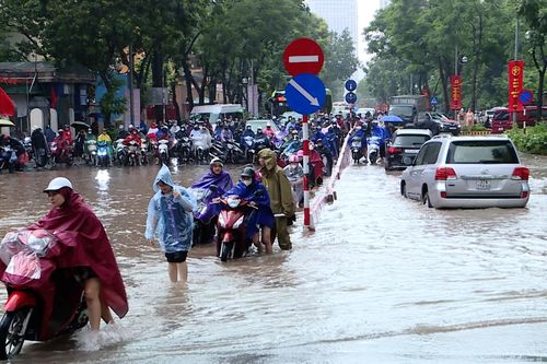 Hà Nội: Mưa lớn từ 100-200mm gây ngập úng diện rộng