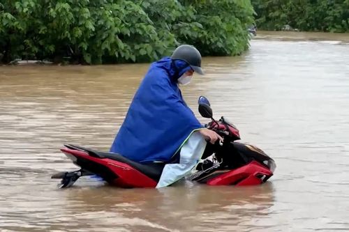 Nhiều tuyến phố Hà Nội ngập sâu, giao thông ùn tắc
