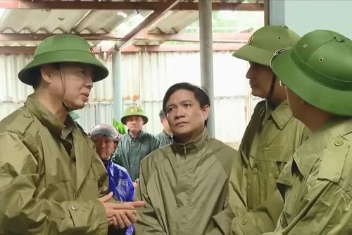 Phó Thủ tướng kiểm tra khắc phục hậu quả bão số 5