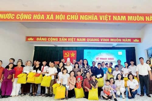 Trao học bổng và quà tặng cho trẻ em khó khăn tại Huế