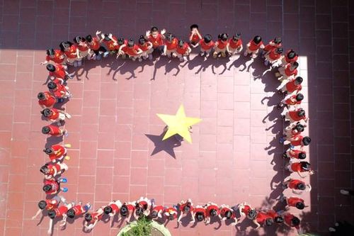 Ấn tượng Trường Mầm non Minh Khai xếp hình bản đồ Việt Nam chào mừng Quốc khánh 2/9