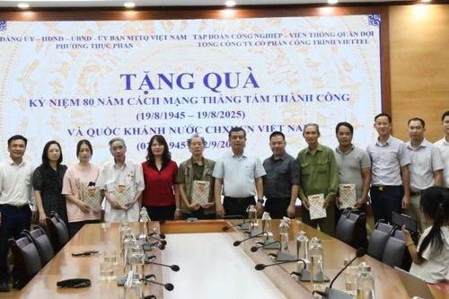 Tổng Công ty cổ phần Công trình Viettel tặng quà gia đình chính sách phường Thục Phán