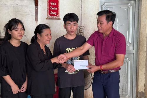 Công ty TNHH bê tông tươi Tuổi trẻ Cao Bằng tặng quà học sinh nghèo đỗ đại học