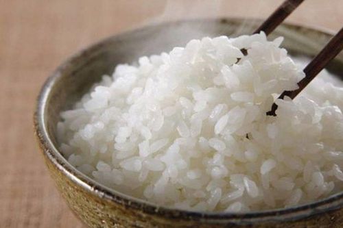 Cảnh báo 5 loại thực phẩm quen thuộc trong bữa cơm có thể biến thành 'cực độc' nếu hâm nóng nhiều lần