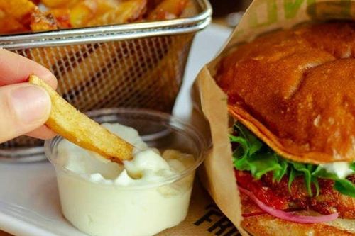 Khách hàng 'nổi điên' vì... hết sốt mayonnaise, quán cà phê suýt thành biển lửa, thiệt hại hơn 230 triệu đồng