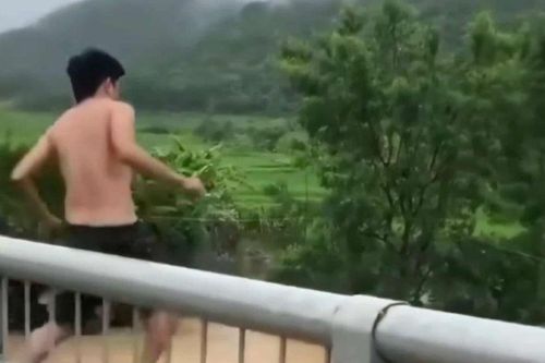 Clip thanh niên nhảy xuống dòng nước lũ chảy xiết, mất tích, bất ngờ trước thái độ dửng dưng của nhiều người
