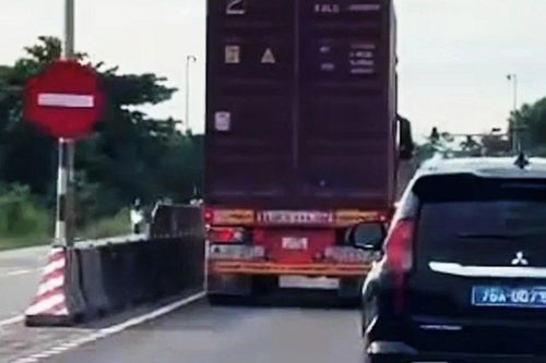 Danh tính tài xế lái ô tô đầu kéo cản trở đoàn xe ưu tiên đang đi làm nhiệm vụ
