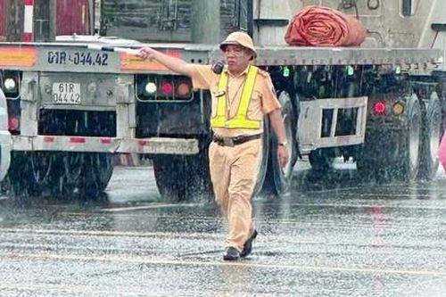 Mưa lớn kèm gió giật mạnh lúc sáng sớm, người dân TPHCM vất vả chạy xe đi làm