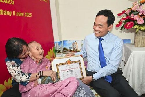 Bí thư Thành ủy TPHCM Trần Lưu Quang trao Huy hiệu 80 năm tuổi Đảng cho đồng chí Trần Thị Mỹ Xuân
