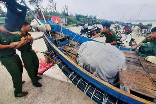 Bão số 5 hung hãn tấn công miền Trung