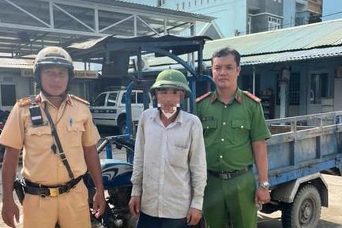 CSGT TPHCM đã làm rõ, xử lý nghiêm tài xế xe ba gác chở ôtô gây ùn tắc giao thông