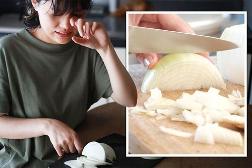 Mẹo đơn giản giúp thái hành không cay mắt