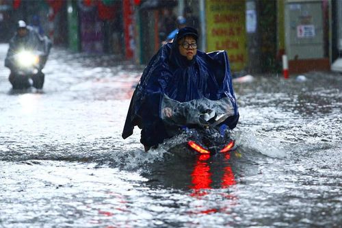 Bi hài chuyện 'đạp gió rẽ sóng' đi làm của dân công sở ngày Hà Nội ngập