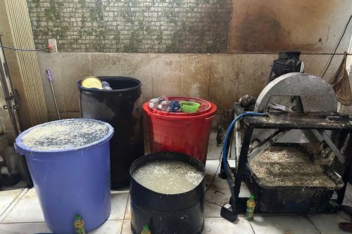 Phát hiện cơ sở không có giấy phép kinh doanh, dùng hóa chất tẩy trắng hoa chuối