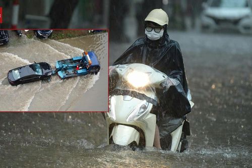 Hà Nội chìm trong 'biển nước', xe chết máy hàng loạt, giao thông tê liệt