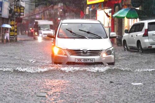 Vì sao bão số 5 đổ bộ miền Trung nhưng lại gây mưa lớn khủng khiếp tại Hà Nội?