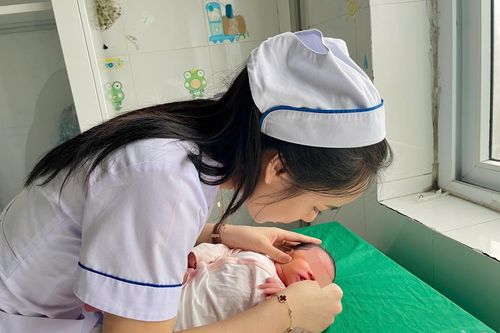 Em bé chào đời giữa tâm bão số 5