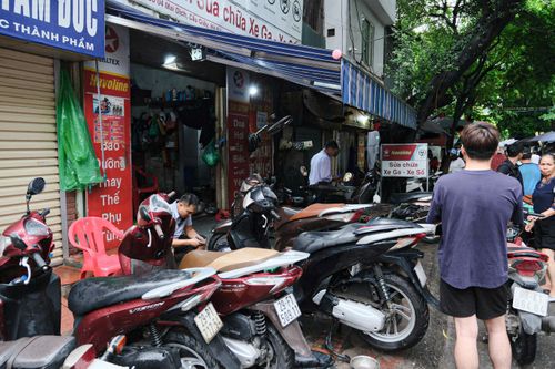 Xe chết máy khắp phố, tiệm sửa ở Hà Nội đông nghẹt khách chờ