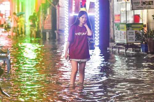 Lội nước về nhà lúc nửa đêm sau trận mưa lớn ở Hà Nội